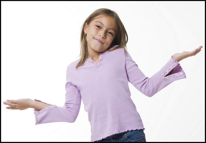 西方人,儿童,一个人,站,横图,室内,白天,白色背景,正面,纯洁,欧洲,欧洲人,仅一个女性,仅一个人,服装,注视,休闲装,小孩,衣服,观察,看,双手摊开,站着,仅一个小孩,休闲,休闲服,可爱,童年,童趣,无奈,摄影,服饰,影棚,观看,遗憾,烦恼,察看,关注,童真,烂漫,无邪,可惜,无计可施,惋惜,怜惜,无语,天真,女孩,女人,女性,白种人,孩子,站立,半身,彩图,影棚拍摄,拍摄,女生