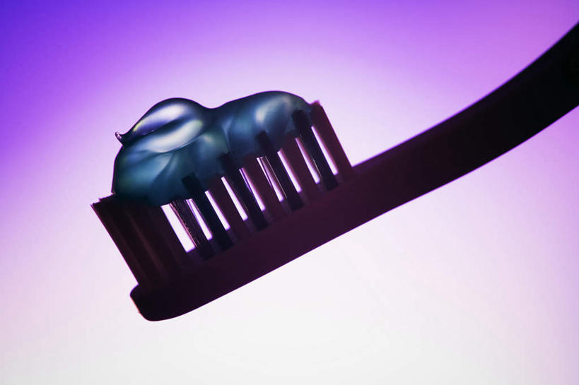 无人,横图,室内,特写,白天,正面,静物,一把,阴影,紫色背景,反射,牙膏,牙刷,影子,蓝色,日用品,清洁,摄影,影棚,洗漱用品,卫生,彩图,影棚拍摄,拍摄