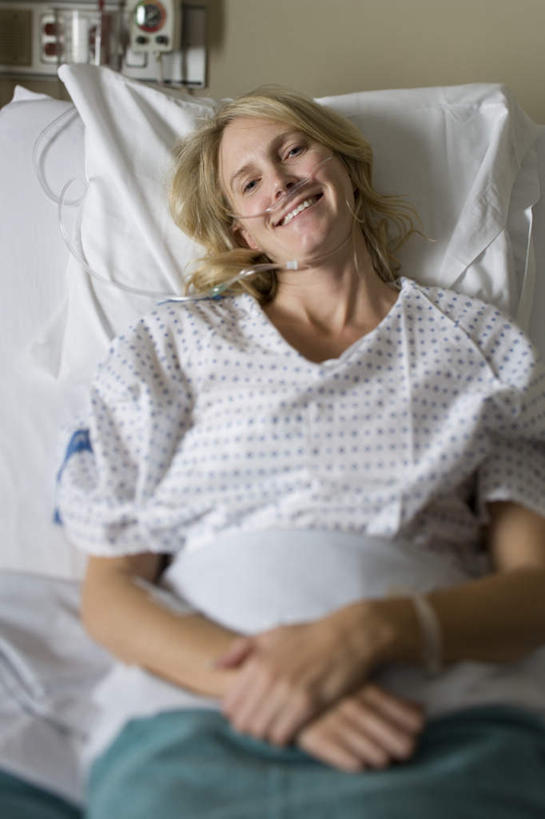 西方人,一个人,病人,医院,躺,笑,微笑,露齿笑,竖图,俯视,室内,白天,床,欧洲,欧洲人,仅一个女性,仅一个人,床单,注视,被子,观察,看,仅一个中年女性,针管,针筒,注射,单人床,观看,察看,医疗,医疗设备,注射器,被单,输液,关注,病患,氧气,打点滴,医疗机构,输液瓶,病号服,静脉输液,卧着,女人,女性,中年女性,白种人,患者,就医者,躺着,卧,半身,彩图,高角度拍摄,病院,诊所,输氧管,吸氧管