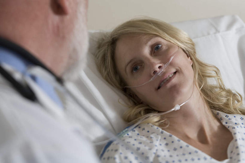 西方人,脸,头,脸颊,两个人,医生,病人,医院,坐,躺,笑,微笑,露齿笑,横图,俯视,室内,特写,白天,工作服,制服,床,欧洲,欧洲人,检查,朦胧,模糊,墙,床单,注视,被子,肩膀,墙壁,墙面,听诊器,观察,看,医护人员,医疗人员,单人床,观看,察看,医疗设备,被单,关注,病患,氧气,医疗器械,医疗工具,医疗机构,病号服,工作制服,检测工具,卧着,老年男性,男人,男性,女人,女性,中年女性,白种人,头部,脸部,脸蛋,面部,大夫,患者,就医者,躺着,卧,坐着,半身,彩图,高角度拍摄,工作套服,病院,诊所,输氧管,吸氧管