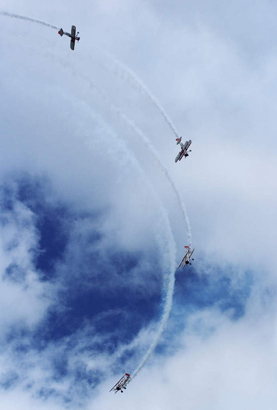 无人,竖图,室外,白天,仰视,飞机,阴影,光线,影子,烟雾,云,云朵,交通,云彩,航空,蓝色,白云,蓝天,天空,阳光,滑翔机,交通工具,天,运输,晴朗,污染,废气,载具,飞机尾迹,两架,尾迹云,机尾云,飞机拉烟,云带,尾迹,机尾迹,飞机尾气,晴空,彩图,低角度拍摄