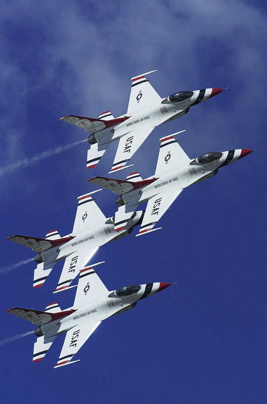 无人,竖图,室外,白天,仰视,飞机,一排,阴影,整齐,光线,影子,烟雾,云,云朵,云彩,航空,排列,蓝色,白云,蓝天,天空,阳光,交通工具,天,战争,空军,晴朗,污染,废气,战斗机,队列,载具,轰炸机,军用机,飞机尾迹,军用战斗机,攻击机,四架,尾迹云,机尾云,飞机拉烟,云带,尾迹,机尾迹,飞机尾气,晴空,彩图,低角度拍摄