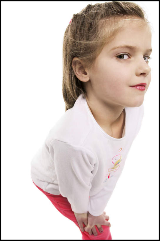 西方人,儿童,一个人,蹲,竖图,俯视,室内,白天,白色背景,纯洁,欧洲,欧洲人,仅一个女性,仅一个人,弯腰,服装,注视,休闲装,小孩,衣服,观察,看,仅一个小孩,休闲,休闲服,可爱,童年,童趣,摄影,服饰,影棚,观看,幽默,察看,关注,诙谐,童真,烂漫,无邪,弯身,风趣,天真,女孩,女人,女性,白种人,孩子,蹲着,半身,彩图,高角度拍摄,影棚拍摄,拍摄,女生