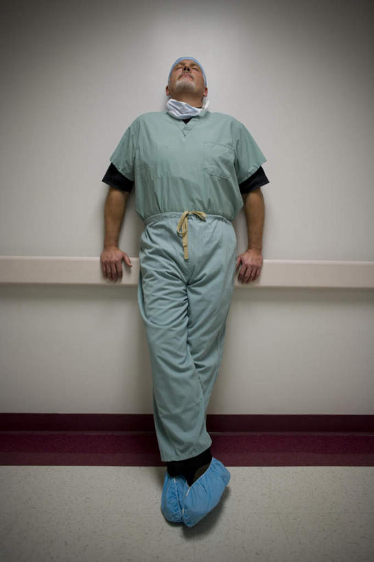 西方人,一个人,医生,医院,站,竖图,室内,白天,正面,工作服,制服,欧洲,欧洲人,仅一个男性,仅一个人,仅一个中年男性,撑,分离,墙,过滤,分开,注视,墙壁,墙面,绿色,口罩,观察,看,靠,靠着,站着,医护人员,医疗人员,隔断,遮掩,观看,隔离,察看,卫生,掩盖,撑着,遮挡,关注,净化,间隔,预防,遮盖,防尘,医疗机构,鞋套,掩饰,断绝,隔开,屏蔽,屏绝,远离,中断,阻遏,阻隔,工作制服,男人,男性,中年男性,白种人,大夫,站立,彩图,全身,工作套服,病院,诊所