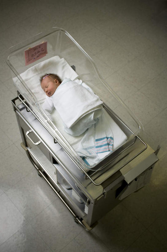 西方人,婴儿,儿童,一个人,医院,躺,闭眼,睡,竖图,俯视,室内,白天,纯洁,机器,纺织品,欧洲,欧洲人,仅一个人,朦胧,模糊,装饰,医学,毛毯,毯子,设备,纺织,小孩,垫子,温暖,可爱,活泼,华丽,修饰,点缀,医疗,医疗设备,宝宝,医疗器械,医疗工具,纯真,烂漫,无邪,医疗机构,衬托,美观,雅致,雅观,检测工具,保育箱,婴儿保育箱,卧着,伶俐,天真,白种人,孩子,闭眼睛,闭着眼,闭着眼睛,困,困觉,寝息,睡觉,躺着,卧,彩图,高角度拍摄,全身,病院,诊所,培养箱,婴儿培养箱