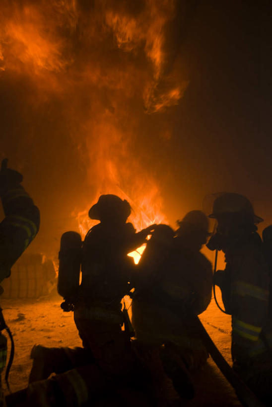 西方人,三个人,伙伴,朋友,消防员,站,竖图,室外,白天,正面,工作服,制服,友谊,热情,合作,团队,水,火,帽子,欧洲,欧洲人,握,飞溅,朦胧,模糊,溅,火焰,头盔,液体,水滴,背光,燃烧,拿,拿着,水珠,安全帽,站着,战略,握着,喷洒,灾难,逆光,联合,合谋,工作制服,劫难,磨难,灾祸,配合,协作,男人,男性,中年男性,白种人,救火员,站立,半身,彩图,工作套服,灾害