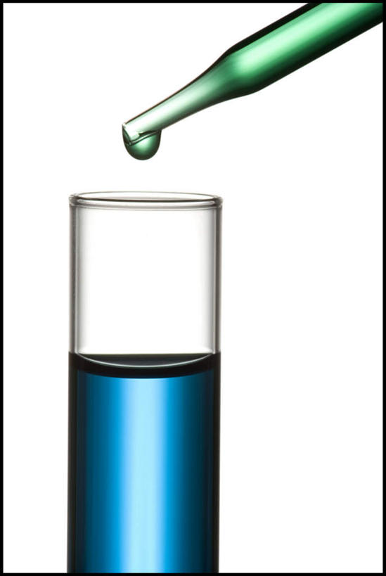 无人,竖图,室内,特写,白天,白色背景,正面,实验,仪器,静物,杯子,阴影,研究,透明,反射,分析,化学,测试,滴管,试管,液体,影子,玻璃制品,一个,蓝色,绿色,玻璃瓶,瓶子,器皿,摄影,影棚,单个,计量,玻璃仪器,试验耗材,实验用品,吸液管,移液管,玻璃杯,彩图,影棚拍摄,拍摄