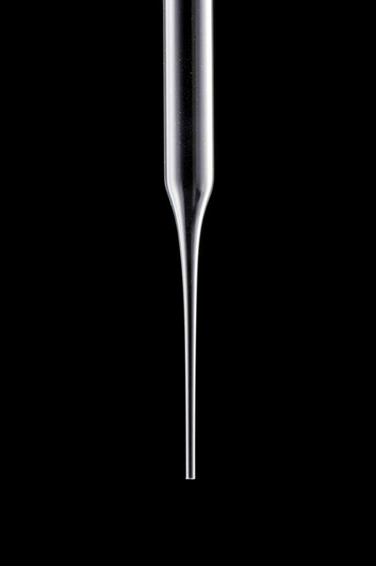 无人,竖图,室内,特写,白天,正面,实验,仪器,静物,阴影,黑色背景,研究,透明,反射,分析,化学,测试,滴管,影子,玻璃制品,一个,器皿,摄影,影棚,单个,计量,玻璃仪器,试验耗材,实验用品,吸液管,移液管,彩图,影棚拍摄,拍摄