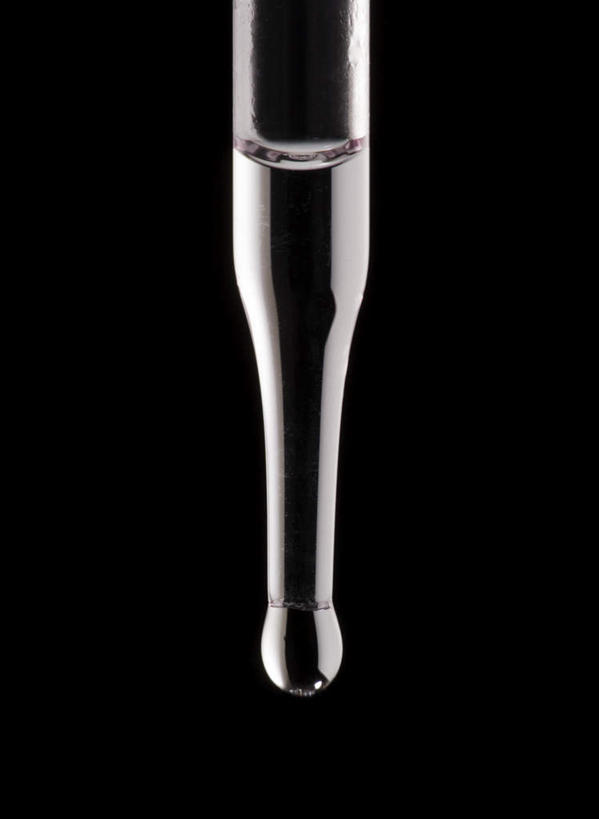 无人,竖图,室内,特写,白天,正面,实验,仪器,静物,阴影,黑色背景,研究,透明,反射,分析,化学,测试,滴管,液体,影子,玻璃制品,一个,器皿,摄影,影棚,单个,计量,玻璃仪器,试验耗材,实验用品,吸液管,移液管,彩图,影棚拍摄,拍摄