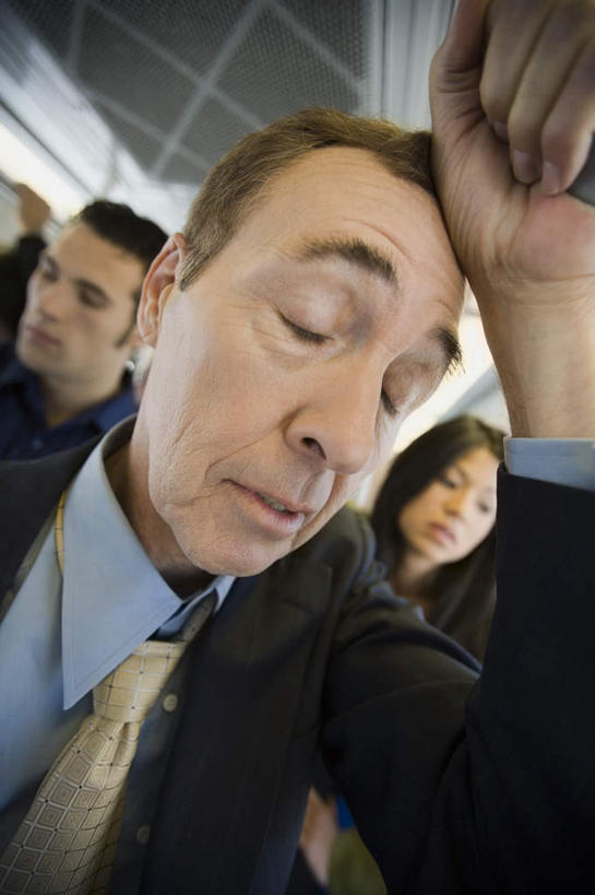 西方人,站,举,闭眼,睡,竖图,室内,特写,白天,正面,地铁,欧洲,欧洲人,乘客,服装,扶手,轨道交通,许多人,注视,休闲装,衣服,把手,观察,看,靠,靠着,托,站着,一群人,休闲,休闲服,服饰,观看,察看,关注,公交车拉手,搭客,男人,男性,女人,女性,中年男性,中年女性,白种人,闭眼睛,闭着眼,闭着眼睛,举起,举手,举着,困,困觉,拉手,寝息,睡觉,向上举,向上伸,向上托,站立,半身,彩图,地铁机动车,地下铁,轻轨