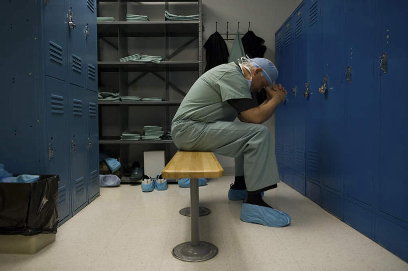 西方人,一个人,医生,医院,坐,横图,室内,白天,侧面,工作服,制服,失败,柜子,帽子,椅子,欧洲,欧洲人,仅一个男性,仅一个人,仅一个中年男性,撑,沮丧,分离,木椅,过滤,分开,蓝色,绿色,口罩,衣橱,低头,医护人员,医疗人员,难受,隔断,无奈,遮掩,隔离,失望,悲伤,卫生,掩盖,撑着,伤心,遮挡,难过,净化,失落,间隔,预防,遮盖,防尘,颓废,医疗机构,鞋套,医生帽,更衣橱,挫败,受挫,落败,落空,错过,失足,失意,失策,失算,颓丧,衰颓,悲哀,懊丧,颓靡,气馁,丧气,掩饰,断绝,隔开,屏蔽,屏绝,远离,中断,阻遏,阻隔,工作制服,败北,挫折,失利,男人,男性,中年男性,白种人,大夫,坐着,彩图,全身,工作套服,病院,诊所,鞋罩,一次性鞋套