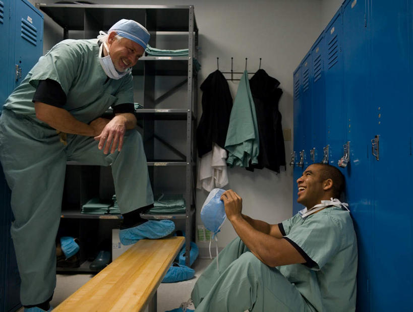 西方人,两个人,伙伴,朋友,医生,医院,坐,横图,室内,白天,侧面,工作服,制服,友谊,合作,团队,柜子,帽子,椅子,欧洲,非洲,黑人,欧洲人,弯腰,分离,木椅,过滤,分开,注视,踩,蓝色,绿色,口罩,衣橱,踩着,观察,看,医护人员,医疗人员,隔断,战略,遮掩,观看,隔离,察看,卫生,掩盖,遮挡,关注,净化,间隔,预防,遮盖,防尘,医疗机构,鞋套,医生帽,更衣橱,弯身,联合,合谋,掩饰,断绝,隔开,屏蔽,屏绝,远离,中断,阻遏,阻隔,工作制服,配合,协作,男人,男性,年轻男性,中年男性,白种人,非洲人,大夫,坐着,半身,彩图,工作套服,病院,诊所,鞋罩,一次性鞋套