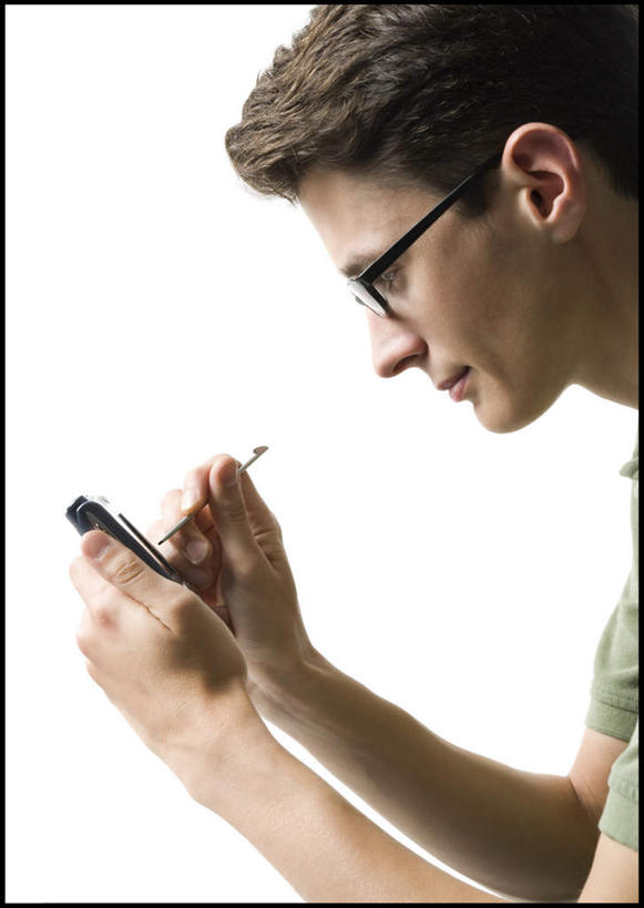 西方人,一个人,坐,竖图,室内,白天,白色背景,侧面,商务,科技,欧洲,欧洲人,仅一个男性,仅一个人,握,阴影,反射,科学,眼镜,影子,拿,拿着,注视,仅一个年轻男性,观察,记录,看,便捷,联络,握着,通信,摄影,影棚,观看,掌上电脑,察看,科学技术,书写,关注,液晶,近视眼镜,PDA掌上电脑,个人数字助理,轻巧,男人,男性,年轻男性,白种人,坐着,半身,彩图,影棚拍摄,办公,拍摄