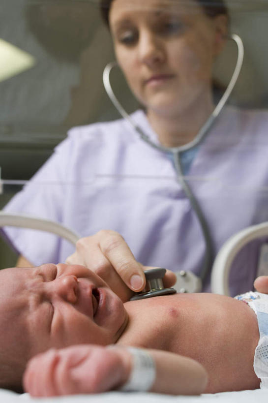 西方人,婴儿,儿童,两个人,护士,医院,站,竖图,室内,白天,正面,工作服,制服,纯洁,机器,窗户,欧洲,欧洲人,握,朦胧,模糊,医学,拿,听,拿着,注视,设备,尿布,纸尿裤,尿不湿,玻璃窗,小孩,紫色,观察,看,站着,可爱,握着,活泼,观看,察看,医疗,医疗设备,白衣天使,纸尿布,关注,宝宝,医疗器械,医疗工具,纯真,烂漫,无邪,医疗机构,纸尿片,工作制服,检测工具,保育箱,婴儿保育箱,伶俐,天真,年轻女性,女人,女性,白种人,孩子,站立,彩图,全身,工作套服,病院,诊所,培养箱,婴儿培养箱