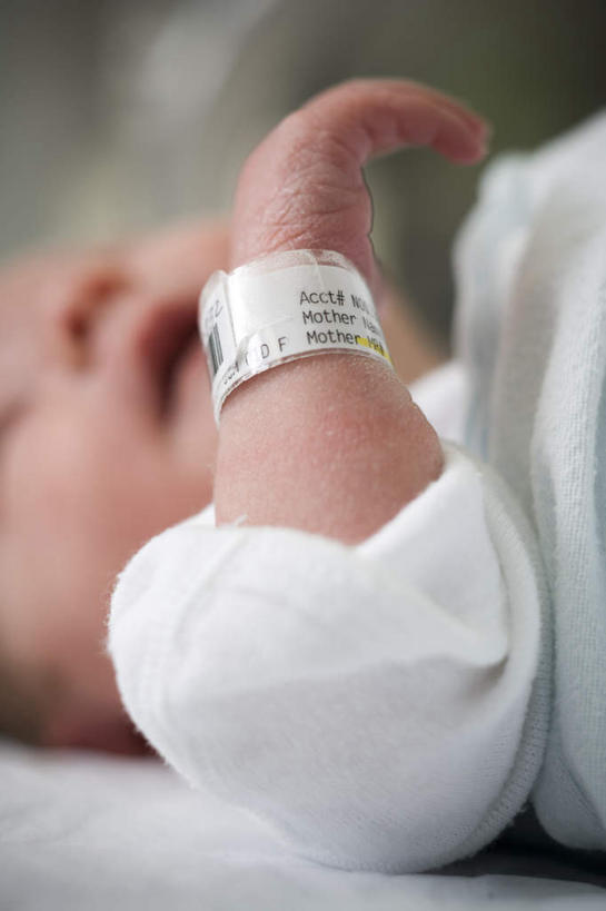 西方人,婴儿,儿童,手,一个人,躺,举,竖图,室内,特写,白天,侧面,婴儿服装,纯洁,床,欧洲,欧洲人,仅一个人,阴影,服装,朦胧,模糊,反射,影子,床单,被子,小孩,衣服,托,张嘴,手部,可爱,服饰,单人床,活泼,单手,被单,衣着,穿着,宝宝,张大嘴巴,纯真,烂漫,无邪,腕带,衣饰,卧着,伶俐,天真,白种人,孩子,张开嘴,举起,举手,举着,躺着,卧,向上举,向上伸,向上托,半身,彩图,婴儿服