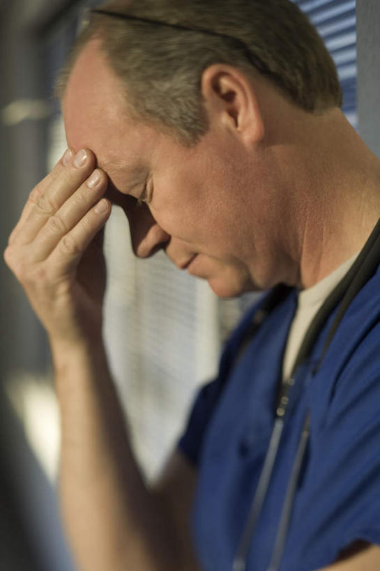 西方人,脸,头,脸颊,手,一个人,医生,医院,站,闭眼,竖图,室内,特写,白天,侧面,工作服,制服,窗户,欧洲,欧洲人,仅一个男性,仅一个人,撑,朦胧,模糊,百叶窗,肩膀,蓝色,低头,站着,仅一个老年男性,医护人员,医疗人员,疼痛,手部,单手,悲伤,撑着,痛苦,医疗机构,疾苦,苦楚,工作制服,老年男性,男人,男性,白种人,头部,脸部,脸蛋,面部,大夫,闭眼睛,闭着眼,闭着眼睛,站立,半身,彩图,工作套服,病院,诊所