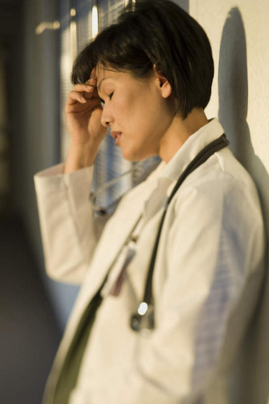 东方人,一个人,医生,医院,站,竖图,室内,特写,白天,侧面,工作服,制服,亚洲,仅一个女性,仅一个人,撑,阴影,朦胧,模糊,反射,影子,墙,黄种人,墙壁,墙面,白色,听诊器,低头,站着,仅一个中年女性,医护人员,医疗人员,疼痛,悲伤,医疗设备,撑着,痛苦,医疗器械,医疗工具,医疗机构,疾苦,苦楚,工作制服,检测工具,女人,女性,中年女性,亚洲人,大夫,站立,半身,彩图,工作套服,病院,诊所