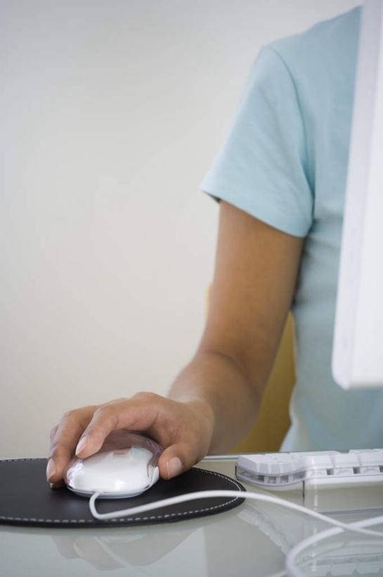 西方人,手,一个人,坐,竖图,室内,特写,白天,正面,电脑,显示器,鼠标,键盘,桌子,欧洲,欧洲人,仅一个年轻女性,仅一个女性,仅一个人,握,阴影,服装,反射,网络,影子,墙,鼠标垫,休闲装,输入设备,通讯设备,书桌,墙壁,墙面,衣服,蓝色,白色,课桌,垫子,休闲,手部,休闲服,台式电脑,握着,服饰,单手,便利,舒适,通信设备,输出设备,年轻女性,女人,女性,白种人,坐着,半身,彩图