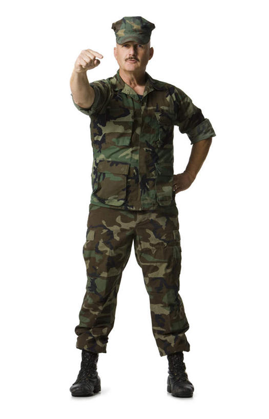 西方人,一个人,站,举,竖图,室内,白天,白色背景,正面,帽子,欧洲,欧洲人,仅一个男性,仅一个人,阴影,反射,影子,注视,手叉腰,叉腰,观察,看,托,站着,仅一个老年男性,摄影,军帽,影棚,观看,察看,关注,迷彩服,军服,伪装服,野战服,作战服,老年男性,男人,男性,白种人,举起,举手,举着,向上举,向上伸,向上托,站立,彩图,全身,影棚拍摄,拍摄