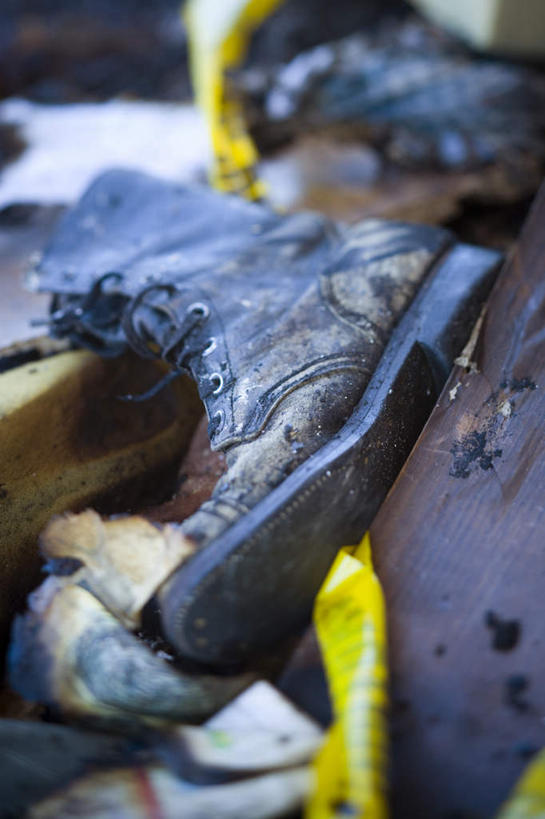 无人,竖图,俯视,室外,特写,白天,静物,鞋子,朦胧,模糊,破坏,靴子,损坏,火灾,灾难,毁坏,牛仔靴,劫难,磨难,灾祸,彩图,高角度拍摄,灾害