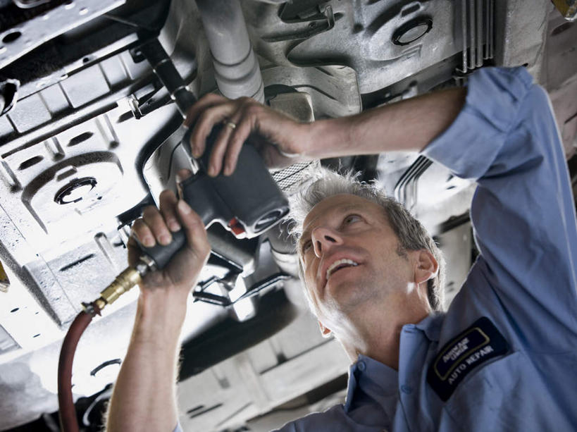 西方人,一个人,机修工,站,笑,微笑,露齿笑,横图,室内,白天,仰视,工作服,制服,汽车,欧洲,欧洲人,仅一个男性,仅一个人,仅一个中年男性,一辆,握,阴影,朦胧,模糊,反射,影子,拿,拿着,注视,车,工人,交通工具,轿车,观察,看,站着,握着,观看,冲击钻,电钻,修理,察看,关注,载具,电动工具,工作制服,补缀,修缮,男人,男性,中年男性,白种人,机械师,机修工人,抬头,仰头,站立,半身,彩图,低角度拍摄,工作套服