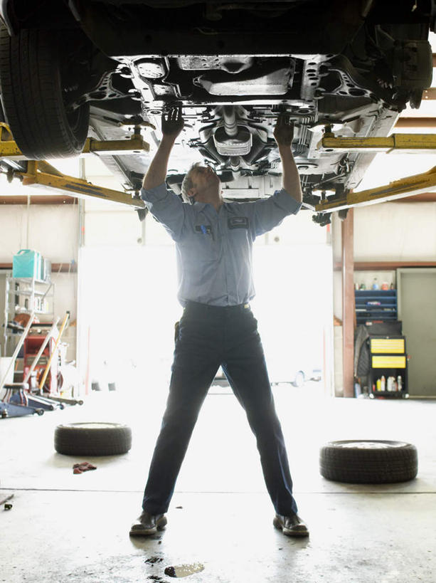 西方人,一个人,机修工,站,笑,微笑,露齿笑,竖图,室内,白天,仰视,工作服,制服,汽车,欧洲,欧洲人,仅一个男性,仅一个人,仅一个中年男性,一辆,握,阴影,朦胧,模糊,反射,影子,拿,拿着,注视,车,工人,交通工具,轿车,观察,看,站着,握着,观看,冲击钻,电钻,修理,察看,关注,载具,电动工具,工作制服,补缀,修缮,男人,男性,中年男性,白种人,机械师,机修工人,抬头,仰头,站立,彩图,低角度拍摄,全身,工作套服