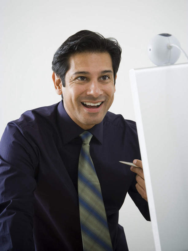 一个人,商务人士,商务男性,坐,笑,微笑,露齿笑,竖图,室内,白天,白色背景,正面,衬衫,电脑,显示器,鼠标,键盘,亚洲,仅一个男性,仅一个人,仅一个中年男性,阴影,套装,反射,网络,影子,领带,摄像头,注视,输入设备,通讯设备,观察,看,台式电脑,摄影,影棚,观看,察看,象征,庄重,关注,通信设备,商务装,身份,工薪阶层,输出设备,正式,地位,男人,男性,中年男性,亚洲人,印度人,白领,上班族,坐着,半身,彩图,影棚拍摄,衬衣,拍摄