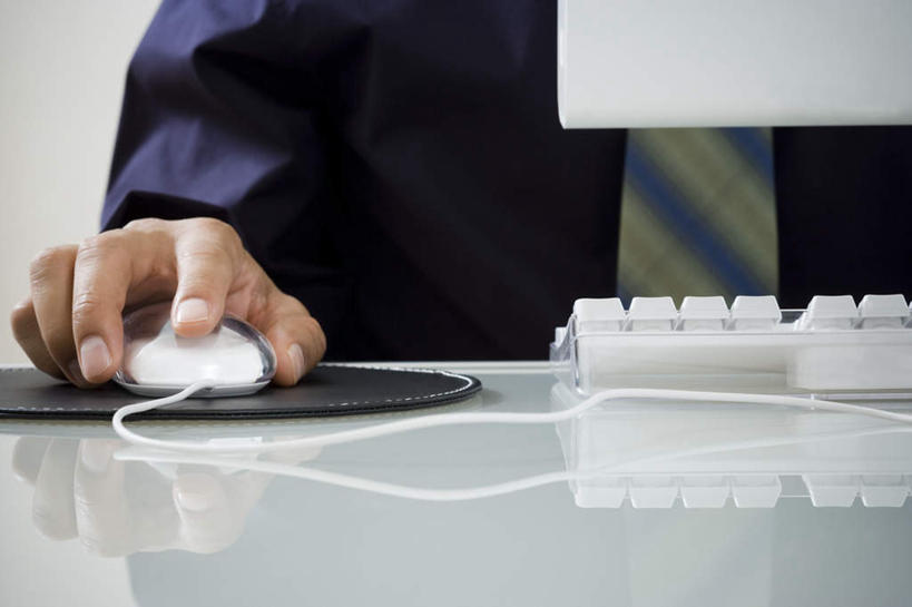 手,一个人,商务人士,商务男性,坐,横图,室内,特写,白天,白色背景,正面,衬衫,电脑,显示器,鼠标,键盘,桌子,杯子,亚洲,仅一个男性,仅一个人,仅一个中年男性,握,阴影,套装,反射,网络,瓷器,影子,咖啡杯,鼠标垫,陶瓷制品,输入设备,通讯设备,垫子,手部,台式电脑,握着,摄影,影棚,单手,便利,舒适,瓷杯,通信设备,商务装,工薪阶层,输出设备,床上桌,懒人桌,男人,男性,中年男性,亚洲人,印度人,白领,上班族,坐着,半身,彩图,影棚拍摄,衬衣,拍摄