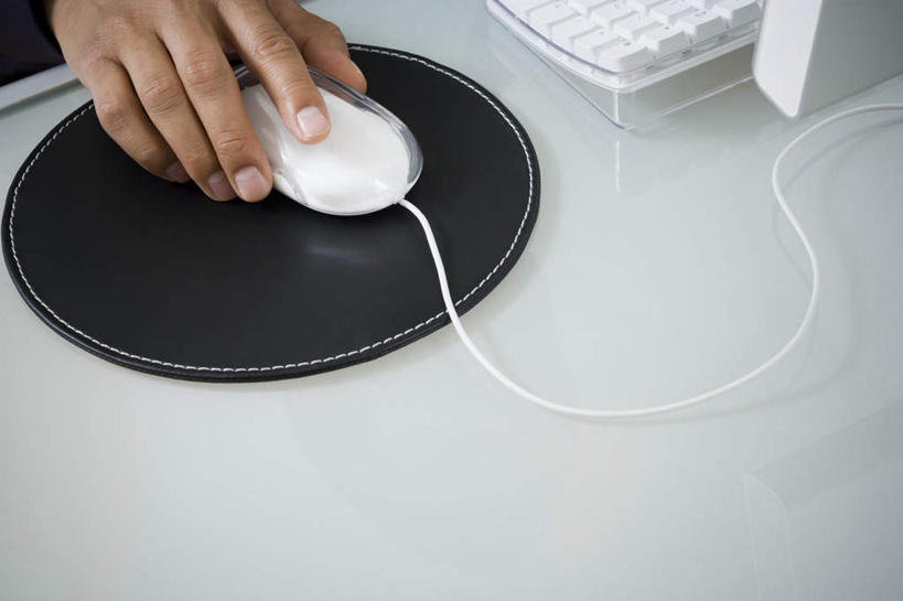 手,一个人,商务人士,商务男性,横图,俯视,室内,特写,白天,白色背景,衬衫,电脑,显示器,鼠标,键盘,桌子,亚洲,仅一个男性,仅一个人,仅一个中年男性,握,阴影,套装,朦胧,模糊,反射,网络,影子,办公桌,鼠标垫,输入设备,通讯设备,垫子,手部,台式电脑,握着,摄影,影棚,单手,便利,舒适,通信设备,商务装,工薪阶层,输出设备,男人,男性,中年男性,亚洲人,印度人,白领,上班族,半身,彩图,高角度拍摄,影棚拍摄,衬衣,拍摄