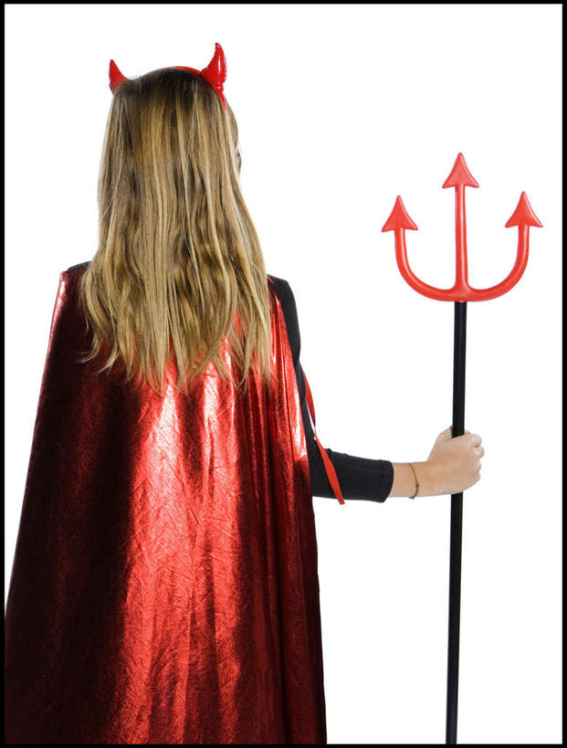 西方人,儿童,一个人,站,竖图,室内,白天,白色背景,抽象,绘画,纯洁,竞争,欧洲,欧洲人,仅一个女性,仅一个人,对抗,握,服装,艺术,装饰,冲突,彩绘,头饰,图案,古典,破坏,文化,小孩,背面,衣服,红色,发箍,发饰,饰品,品味,站着,仅一个小孩,概念,武器,可爱,童年,童趣,战争,握着,摄影,服饰,影棚,头箍,华丽,修饰,美术,损坏,点缀,高雅,攻击,威胁,衣着,穿着,对立,矛盾,兵器,防御,表演服,发卡,演出服,斗篷,童真,烂漫,无邪,配饰,美学,敌对,挫败,斗争,抗拒,抗衡,衬托,美观,雅致,雅观,杀伤,威慑,衣饰,三叉戟,图文,道具服,长兵器,天真,危险,女孩,女人,女性,白种人,孩子,站立,半身,彩图,影棚拍摄,拍摄,涂鸦,女生