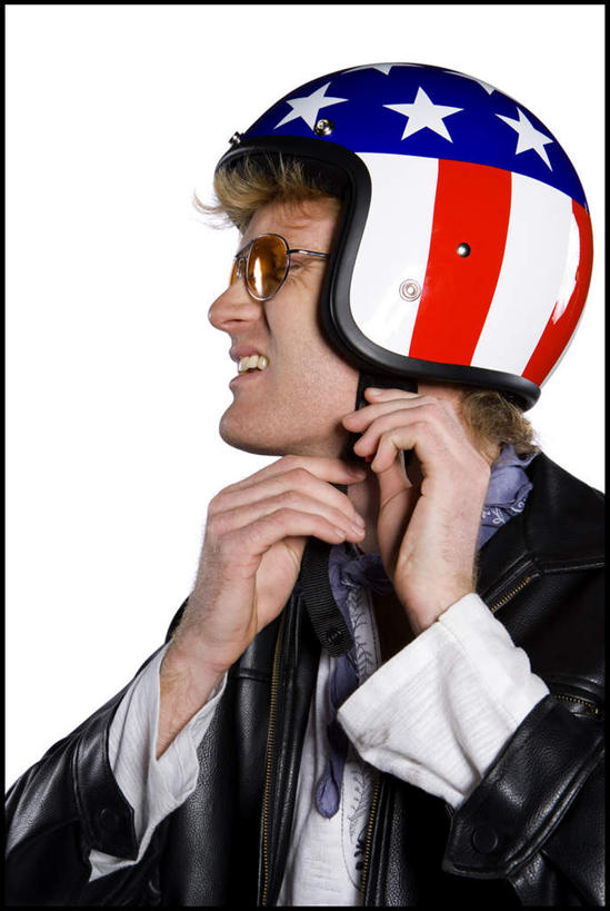 西方人,一个人,站,竖图,室内,白天,白色背景,正面,帽子,欧洲,欧洲人,仅一个男性,仅一个人,一副,戴,墨镜,头盔,眼镜,注视,仅一个年轻男性,安全帽,太阳镜,太阳眼镜,观察,看,站着,遮阳镜,摄影,影棚,观看,戴着,察看,关注,皮夹克,男人,男性,年轻男性,白种人,站立,半身,彩图,影棚拍摄,拍摄