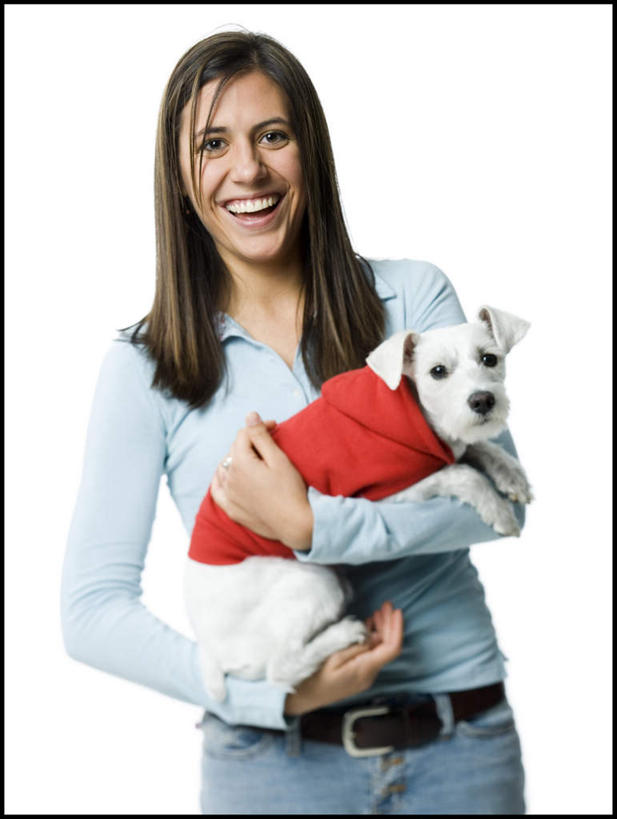 西方人,一个人,站,抱,笑,微笑,露齿笑,竖图,室内,白天,白色背景,正面,宠物,狗,欧洲,欧洲人,仅一个年轻女性,仅一个女性,仅一个人,服装,裤子,梗犬,注视,牛仔裤,休闲装,一只,衣服,动物,观察,看,站着,休闲,休闲服,可爱,摄影,服饰,影棚,抱着,观看,察看,西高地白梗,搂着,关注,忠诚,年轻女性,女人,女性,白种人,犬,怀抱,搂,搂抱,相抱,拥抱,站立,半身,彩图,影棚拍摄,拍摄,西部高地白梗