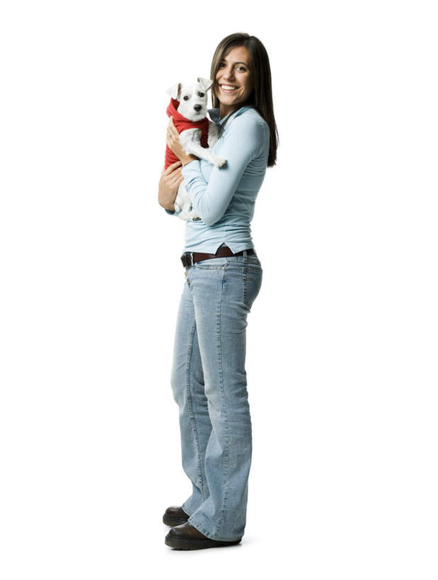 西方人,一个人,站,抱,笑,微笑,露齿笑,竖图,室内,白天,白色背景,侧面,宠物,狗,鞋子,欧洲,欧洲人,仅一个年轻女性,仅一个女性,仅一个人,服装,裤子,梗犬,扭头,注视,牛仔裤,休闲装,衣服,动物,观察,看,站着,转头,休闲,休闲服,可爱,摄影,服饰,影棚,抱着,观看,帆布鞋,休闲鞋,察看,西高地白梗,搂着,关注,忠诚,年轻女性,女人,女性,白种人,犬,怀抱,搂,搂抱,相抱,拥抱,站立,彩图,全身,影棚拍摄,拍摄,西部高地白梗