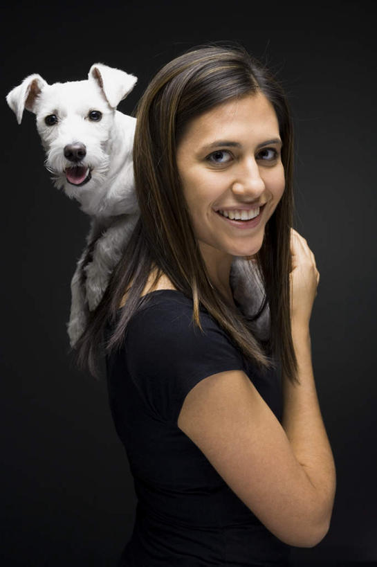 西方人,一个人,站,笑,微笑,露齿笑,竖图,室内,白天,侧面,宠物,狗,欧洲,欧洲人,仅一个年轻女性,仅一个女性,仅一个人,黑色背景,服装,梗犬,注视,休闲装,一只,衣服,黑色,动物,观察,看,趴着,站着,休闲,休闲服,可爱,摄影,服饰,影棚,观看,察看,西高地白梗,关注,忠诚,年轻女性,女人,女性,白种人,犬,趴,站立,半身,彩图,影棚拍摄,拍摄,西部高地白梗