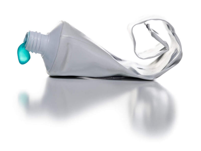 无人,横图,室内,特写,白天,白色背景,正面,静物,阴影,弯曲,反射,纹路,纹理,牙膏,影子,蓝色,瓶子,塑料制品,塑料瓶,摄影,影棚,一支,肌理,彩图,影棚拍摄,拍摄