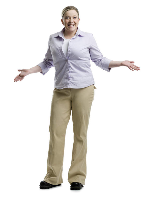 西方人,一个人,站,笑,微笑,竖图,室内,白天,白色背景,正面,衬衫,欧洲,欧洲人,仅一个女性,仅一个人,服装,裤子,注视,休闲装,衣服,黄色,观察,看,双手摊开,站着,仅一个中年女性,休闲,休闲服,无奈,摄影,服饰,影棚,观看,遗憾,烦恼,察看,关注,可惜,无计可施,惋惜,怜惜,无语,女人,女性,中年女性,白种人,站立,彩图,全身,影棚拍摄,衬衣,拍摄