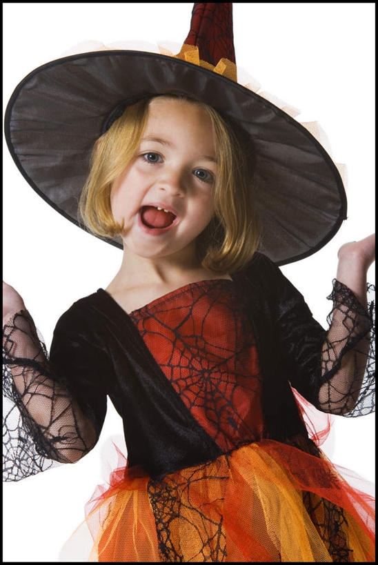 西方人,儿童,一个人,站,伸展双臂,笑,微笑,露齿笑,竖图,室内,白天,白色背景,正面,纯洁,帽子,欧洲,欧洲人,仅一个女性,仅一个人,服装,注视,小孩,衣服,观察,看,站着,仅一个小孩,可爱,童年,童趣,摄影,服饰,影棚,观看,察看,衣着,穿着,关注,表演服,演出服,童真,烂漫,无邪,巫师帽,衣饰,道具服,天真,女孩,女人,女性,白种人,孩子,敞开双臂,伸开双臂,展开双肩,站立,张开手臂,张开双臂,半身,彩图,影棚拍摄,拍摄,女生