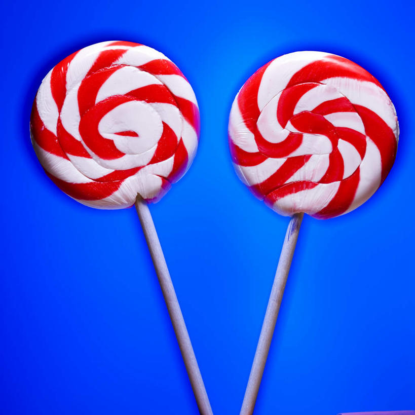 无人,竖图,室内,特写,白天,正面,两根,蓝色背景,棒棒糖,食品,糖,糖果,甜点,甜品,漩涡,食物,红色,白色,甜食,摄影,影棚,旋涡,彩图,影棚拍摄,拍摄