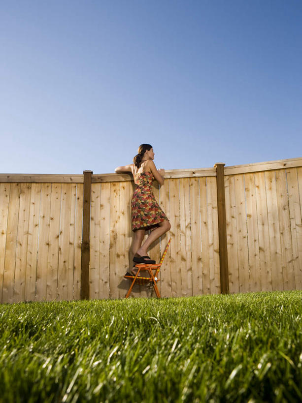 西方人,一个人,栏杆,站,竖图,室外,白天,仰视,草地,草坪,植物,欧洲,欧洲人,仅一个女性,仅一个人,服装,栅栏,篱笆,围栏,扭头,休闲装,护栏,草,衣服,蓝色,绿色,蓝天,天空,天,站着,转头,仅一个中年女性,休闲,休闲服,服饰,晴朗,偷窥,万里无云,窃看,窃视,女人,女性,中年女性,白种人,晴空,晴空万里,站立,彩图,低角度拍摄,全身