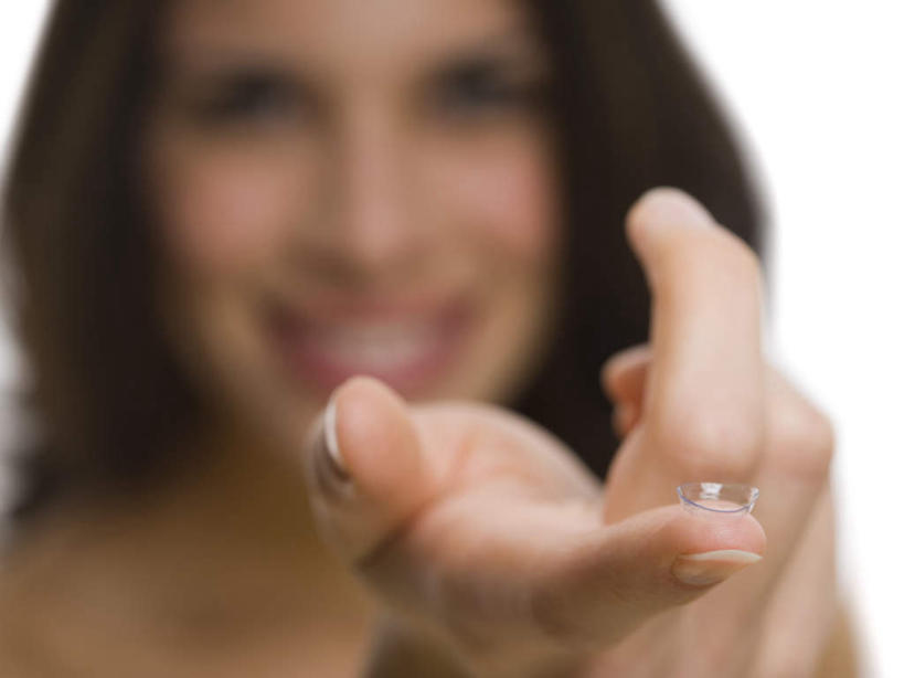 西方人,手,一个人,笑,微笑,露齿笑,横图,室内,特写,白天,白色背景,正面,欧洲,欧洲人,仅一个女性,仅一个人,握,朦胧,模糊,眼镜,拿,拿着,注视,一个,观察,看,仅一个中年女性,手部,握着,摄影,影棚,单个,镜片,观看,保护,察看,视力,关注,矫正,角膜接触镜,女人,女性,中年女性,白种人,半身,彩图,影棚拍摄,拍摄,隐形眼镜