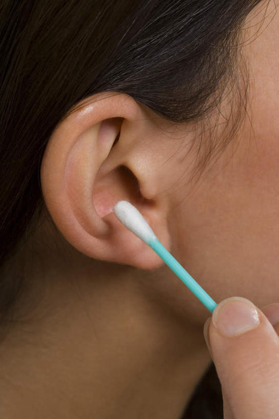 西方人,耳朵,手,一个人,竖图,室内,特写,白天,白色背景,侧面,欧洲,欧洲人,仅一个女性,仅一个人,一根,握,拿,拿着,仅一个中年女性,手部,棉花棒,棉签,握着,摄影,影棚,棉棒,擦拭棒,女人,女性,中年女性,白种人,耳,耳部,半身,彩图,影棚拍摄,拍摄