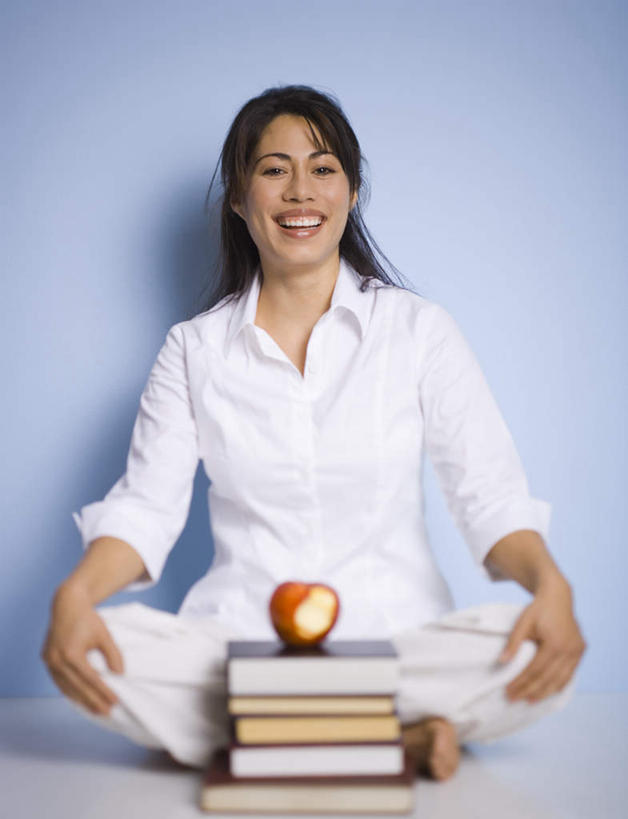 西方人,一个人,坐,笑,盘腿,微笑,露齿笑,竖图,室内,白天,正面,衬衫,苹果,书籍,水果,欧洲,欧洲人,仅一个女性,仅一个人,蓝色背景,朦胧,模糊,新鲜,生食,食品,果实,五本,注视,食物,一个,白色,观察,看,仅一个中年女性,摄影,有机食品,绿色食品,影棚,单个,观看,察看,关注,女人,女性,中年女性,白种人,书,图书,盘腿而坐,盘膝,盘着腿的,盘着腿坐,双腿交叉,坐着,彩图,全身,影棚拍摄,衬衣,拍摄