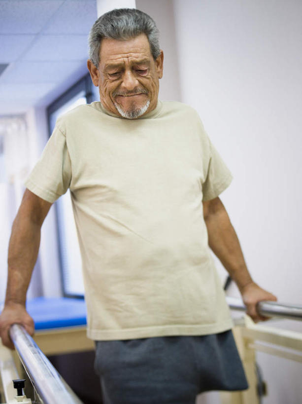 西方人,一个人,病人,医院,站,笑,摸,微笑,露齿笑,竖图,室内,白天,正面,窗户,欧洲,欧洲人,仅一个男性,仅一个人,抚摸,服装,墙,注视,休闲装,运动器械,玻璃窗,墙壁,墙面,衣服,观察,看,站着,仅一个老年男性,休闲,休闲服,健身器械,服饰,观看,察看,关注,病患,残疾,健身器材,残疾人,伤残,医疗机构,残障,弱势群体,老年男性,男人,男性,白种人,患者,就医者,触摸,接触,站立,半身,彩图,病院,诊所,运动器材