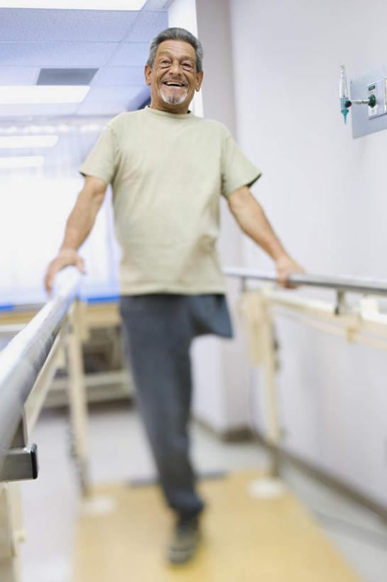 西方人,一个人,病人,医院,站,笑,摸,微笑,露齿笑,竖图,室内,白天,正面,欧洲,欧洲人,仅一个男性,仅一个人,抚摸,服装,墙,注视,休闲装,运动器械,墙壁,墙面,衣服,观察,看,站着,仅一个老年男性,休闲,休闲服,健身器械,服饰,观看,察看,关注,病患,残疾,健身器材,残疾人,伤残,医疗机构,残障,弱势群体,老年男性,男人,男性,白种人,患者,就医者,触摸,接触,站立,彩图,全身,病院,诊所,运动器材