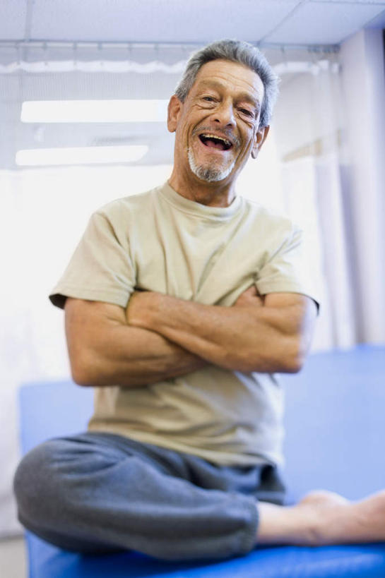 西方人,一个人,病人,医院,坐,笑,盘腿,双手交叉,微笑,露齿笑,竖图,室内,白天,正面,欧洲,欧洲人,仅一个男性,仅一个人,服装,毯子,墙,注视,休闲装,墙壁,墙面,衣服,瑜伽垫,垫子,观察,看,仅一个老年男性,休闲,休闲服,服饰,观看,察看,双手抱胸,关注,病患,残疾,瑜伽毯,残疾人,伤残,医疗机构,残障,弱势群体,老年男性,男人,男性,白种人,患者,就医者,盘腿而坐,盘膝,盘着腿的,盘着腿坐,双腿交叉,坐着,半身,彩图,病院,诊所