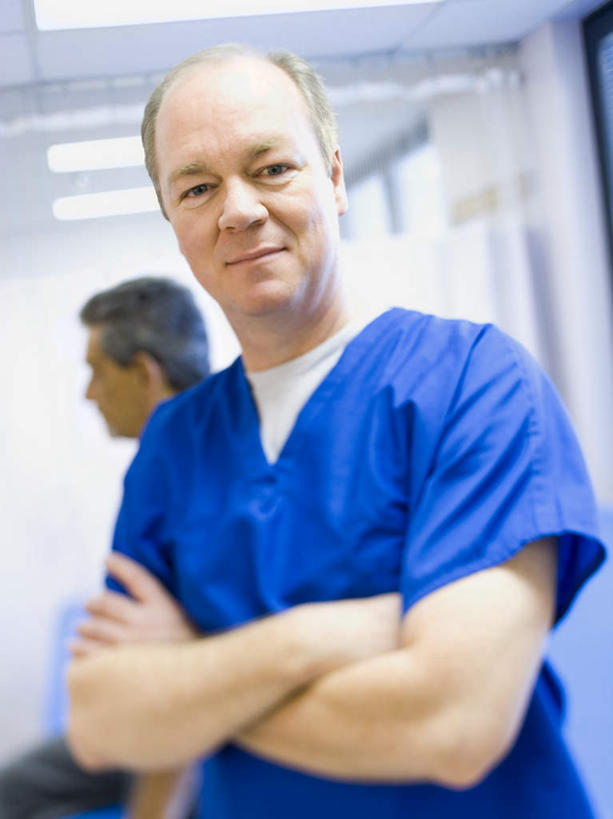 西方人,两个人,医生,病人,医院,站,笑,双手交叉,微笑,竖图,室内,白天,正面,工作服,制服,欧洲,欧洲人,服装,毯子,墙,注视,休闲装,墙壁,墙面,衣服,瑜伽垫,垫子,观察,看,站着,医护人员,医疗人员,休闲,休闲服,服饰,观看,察看,双手抱胸,关注,病患,残疾,瑜伽毯,残疾人,伤残,医疗机构,残障,弱势群体,工作制服,老年男性,男人,男性,白种人,大夫,患者,就医者,站立,半身,彩图,工作套服,病院,诊所