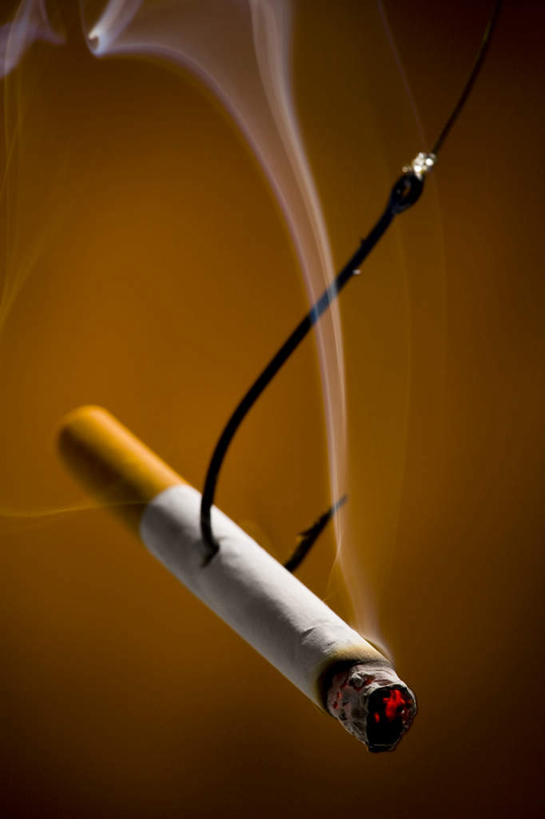 无人,竖图,室内,特写,白天,正面,静物,香烟,金属制品,金属,钩子,烟,摄影,影棚,褐色背景,鱼钩,卷烟,烟草,纸烟,彩图,影棚拍摄,拍摄