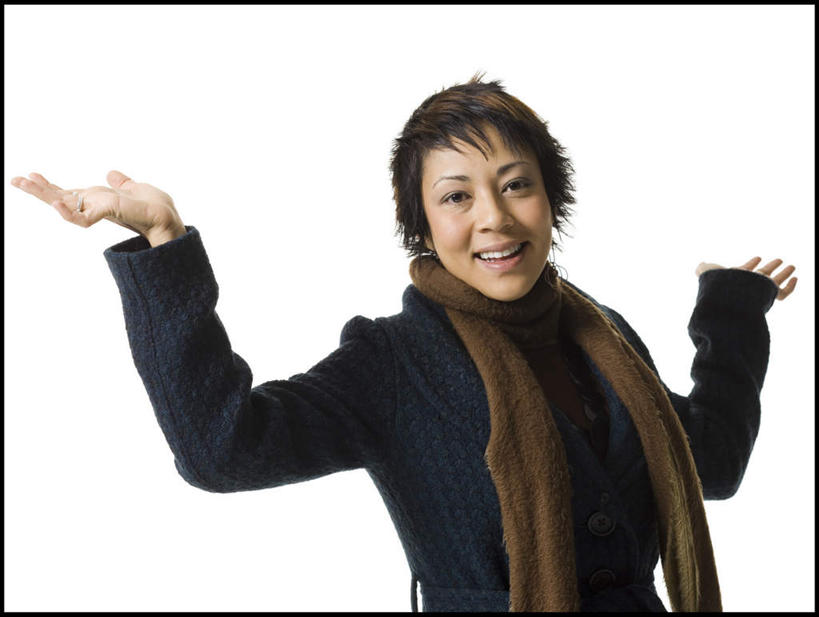 东方人,一个人,站,举,笑,微笑,露齿笑,横图,室内,白天,白色背景,正面,亚洲,仅一个年轻女性,仅一个女性,仅一个人,一条,服装,装饰,注视,休闲装,黄种人,衣服,围巾,观察,看,托,站着,休闲,温暖,休闲服,摄影,服饰,影棚,围脖,观看,保暖,华丽,点缀,察看,御寒,关注,衬托,美观,雅致,雅观,年轻女性,女人,女性,亚洲人,举起,举手,举着,向上举,向上伸,向上托,站立,半身,彩图,影棚拍摄,拍摄