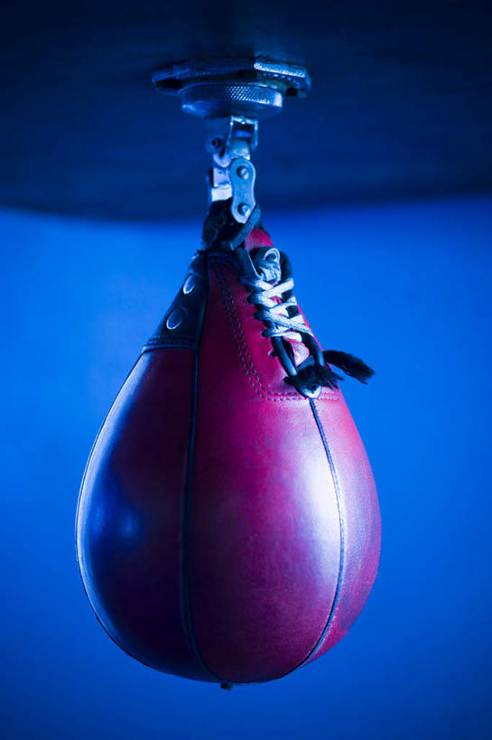 无人,竖图,室内,特写,白天,正面,安全,静物,阴影,蓝色背景,反射,影子,防护,运动器械,健身器械,保护,沙包,保险,健身器材,拳击袋,保全,周全,安稳,安定,平安,彩图,运动器材