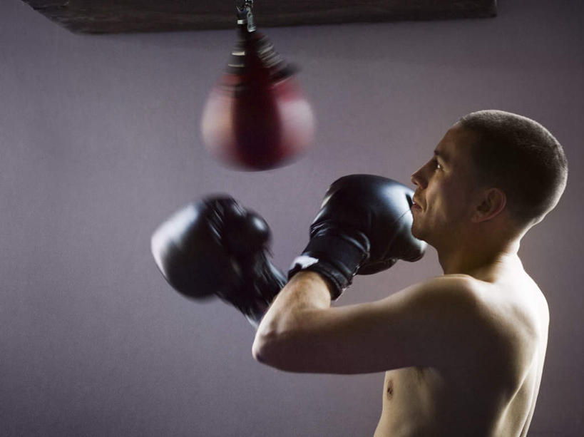 西方人,一个人,拳击手,站,横图,室内,白天,侧面,锻炼,安全,比赛,运动,拳击,欧洲,欧洲人,仅一个男性,仅一个人,防护,拳击手套,注视,运动器械,裸露,仅一个年轻男性,两个,黑色,手套,观察,看,站着,健身器械,击打,观看,保护,察看,关注,沙包,裸,保险,健身器材,拳击袋,保全,周全,安稳,安定,防护手套,平安,体育,男人,男性,年轻男性,白种人,拳击家,拳击运动员,站立,半身,彩图,健身,运动器材